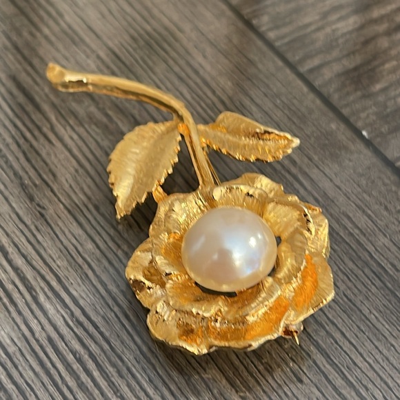 Vintage Gold-tone Flower Pin with Faux Pearl Center - Picture 2 of 12